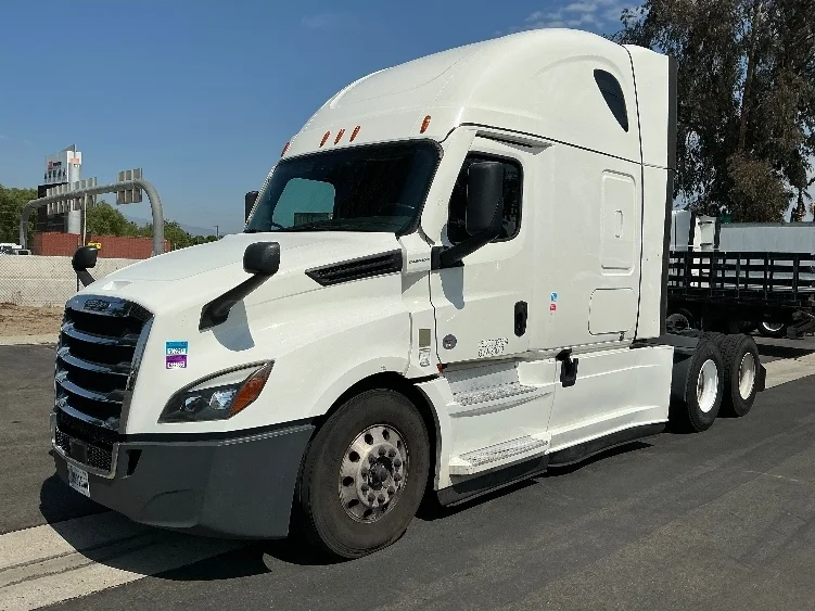 2023 Freightliner Cascadia - image 3