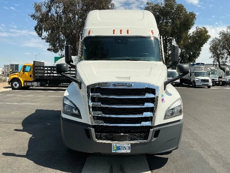 2023 Freightliner Cascadia - image 2