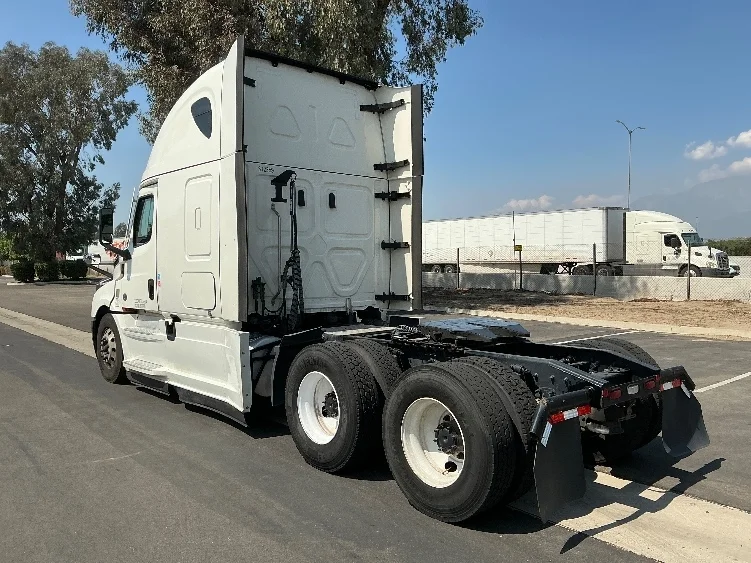 2023 Freightliner Cascadia - image 5