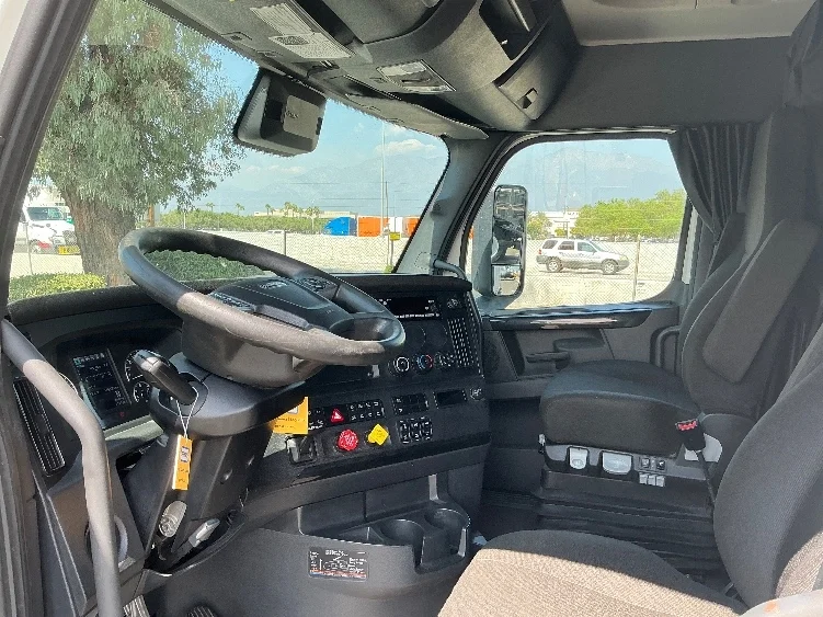 2023 Freightliner Cascadia - image 10