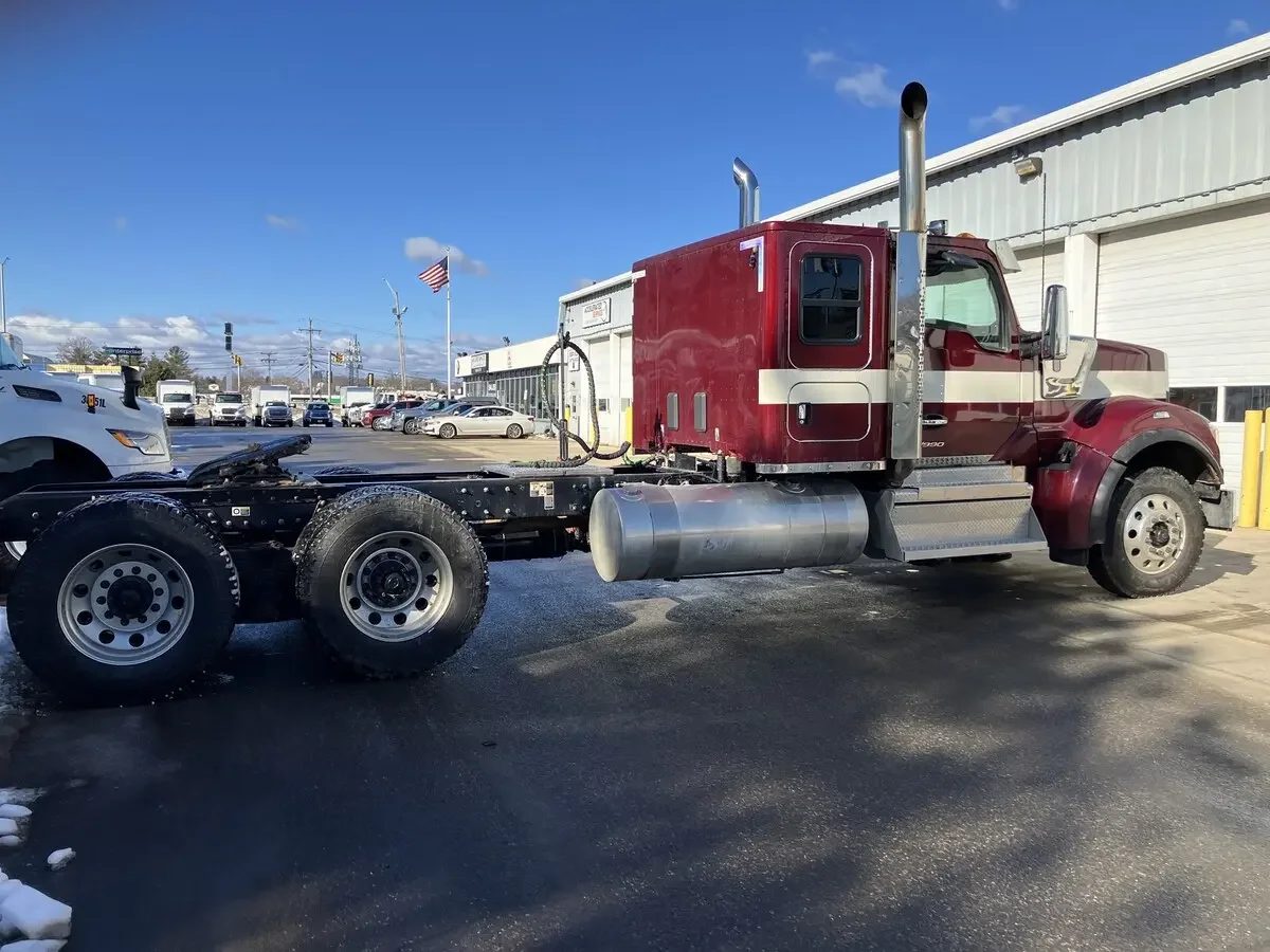 2024 Kenworth W900 - image 6