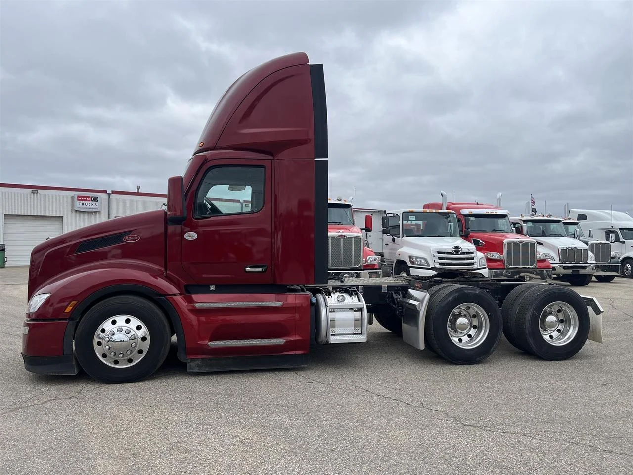 2022 Peterbilt 579 - image 2