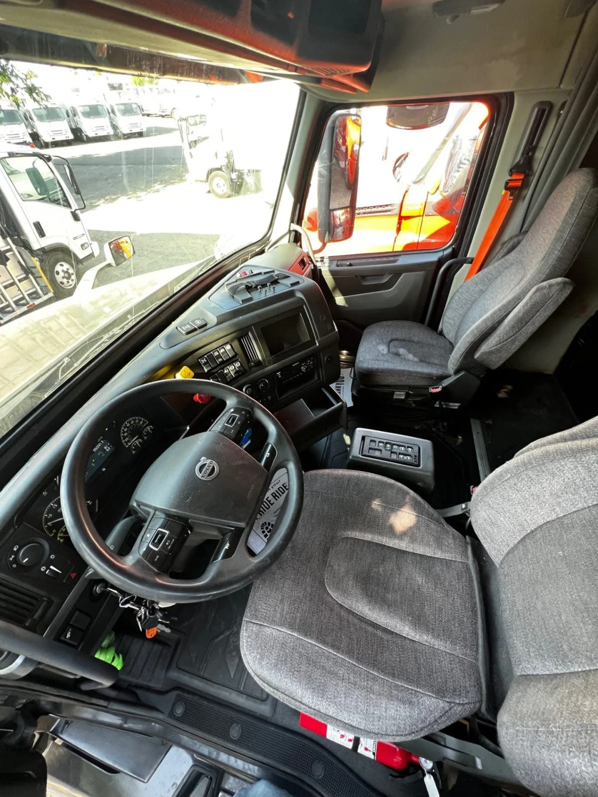 2020 Volvo VNL 860 in West Sacramento, CA — photo 7