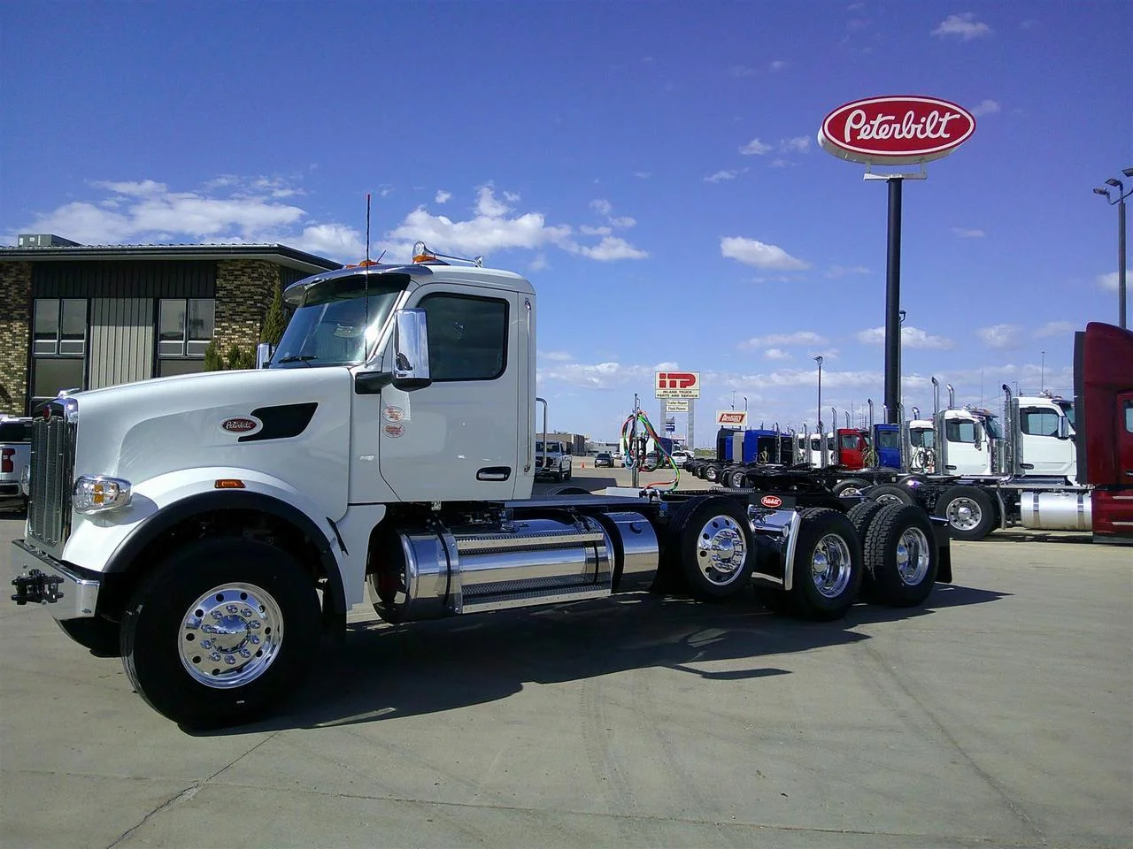 2027 Peterbilt 567 in Fargo, ND — photo 12