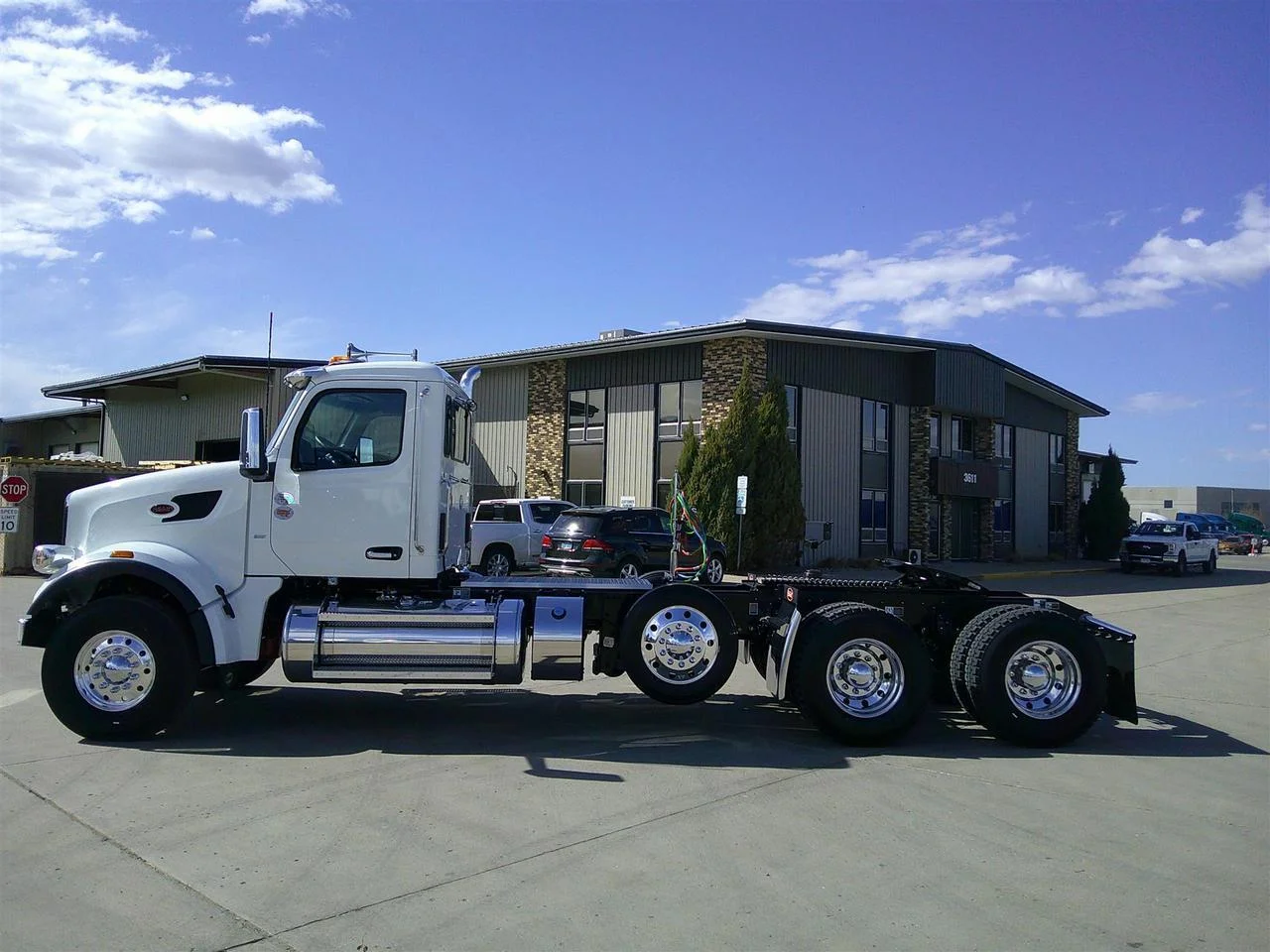 2027 Peterbilt 567 in Fargo, ND — photo 3