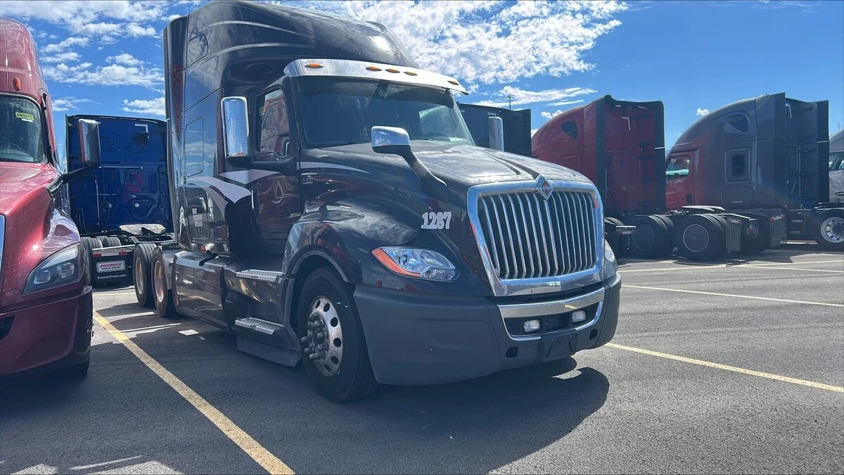 2023 International LT — photo 3