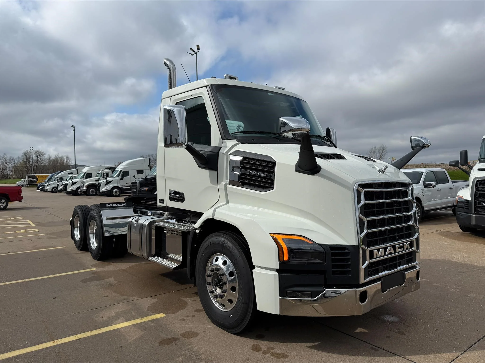2027 Mack Anthem — photo 3