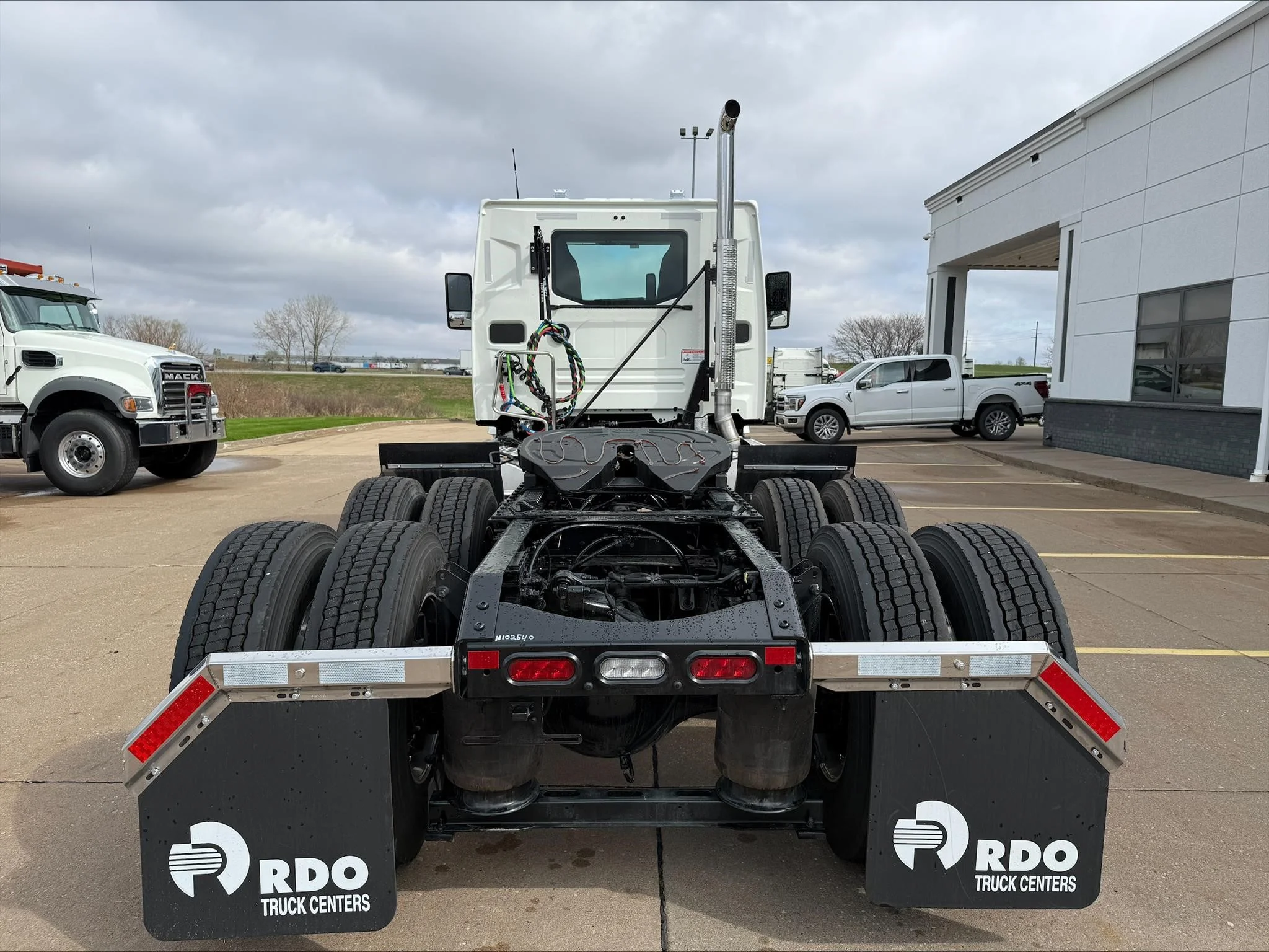 2027 Mack Anthem — photo 5