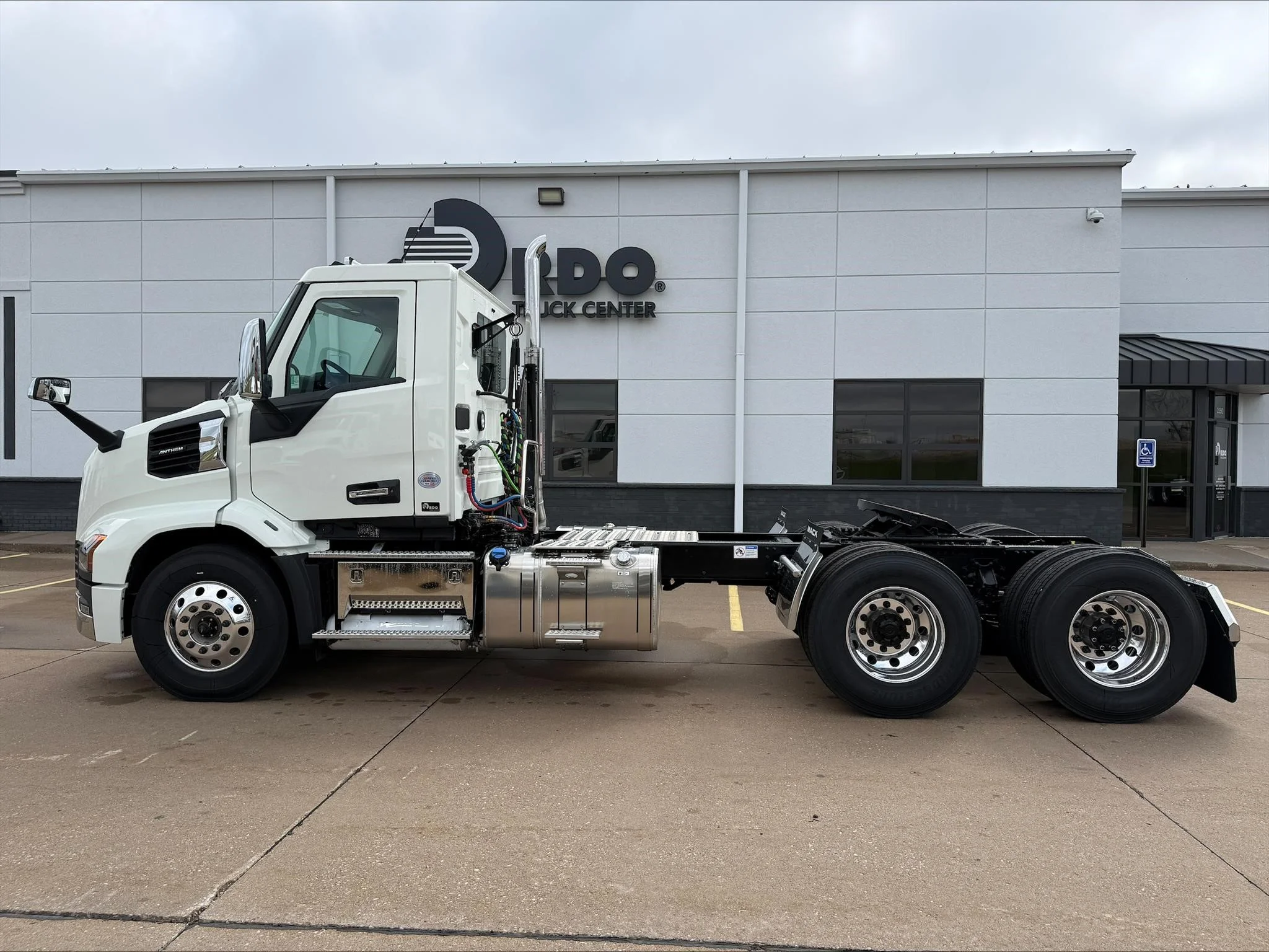 2027 Mack Anthem — photo 6