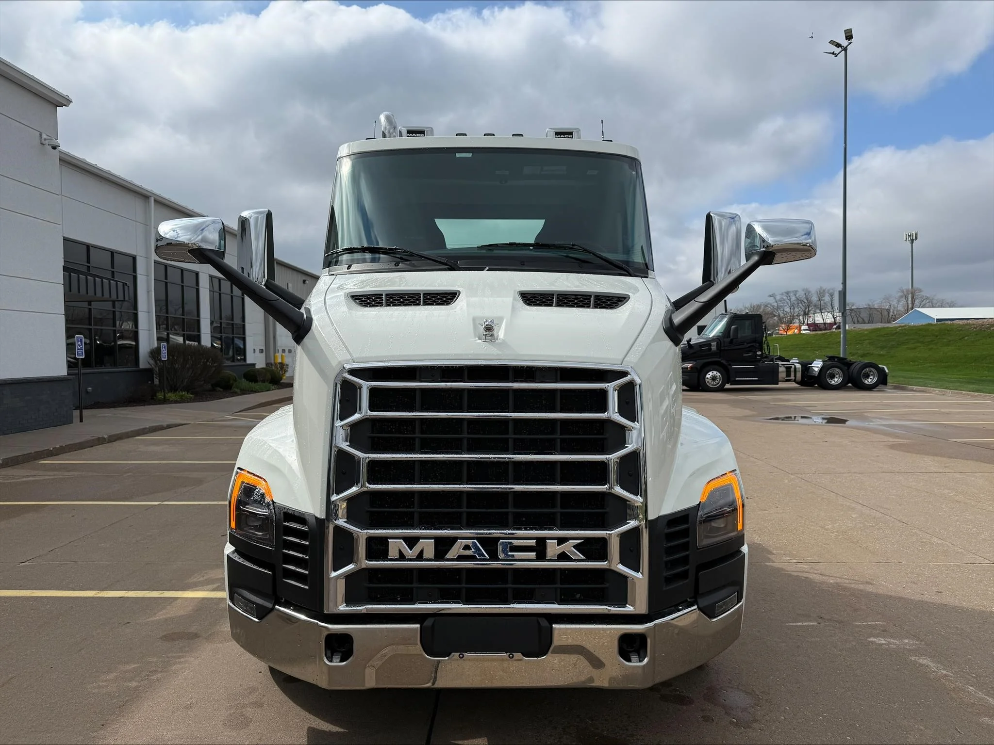 2027 Mack Anthem — photo 2