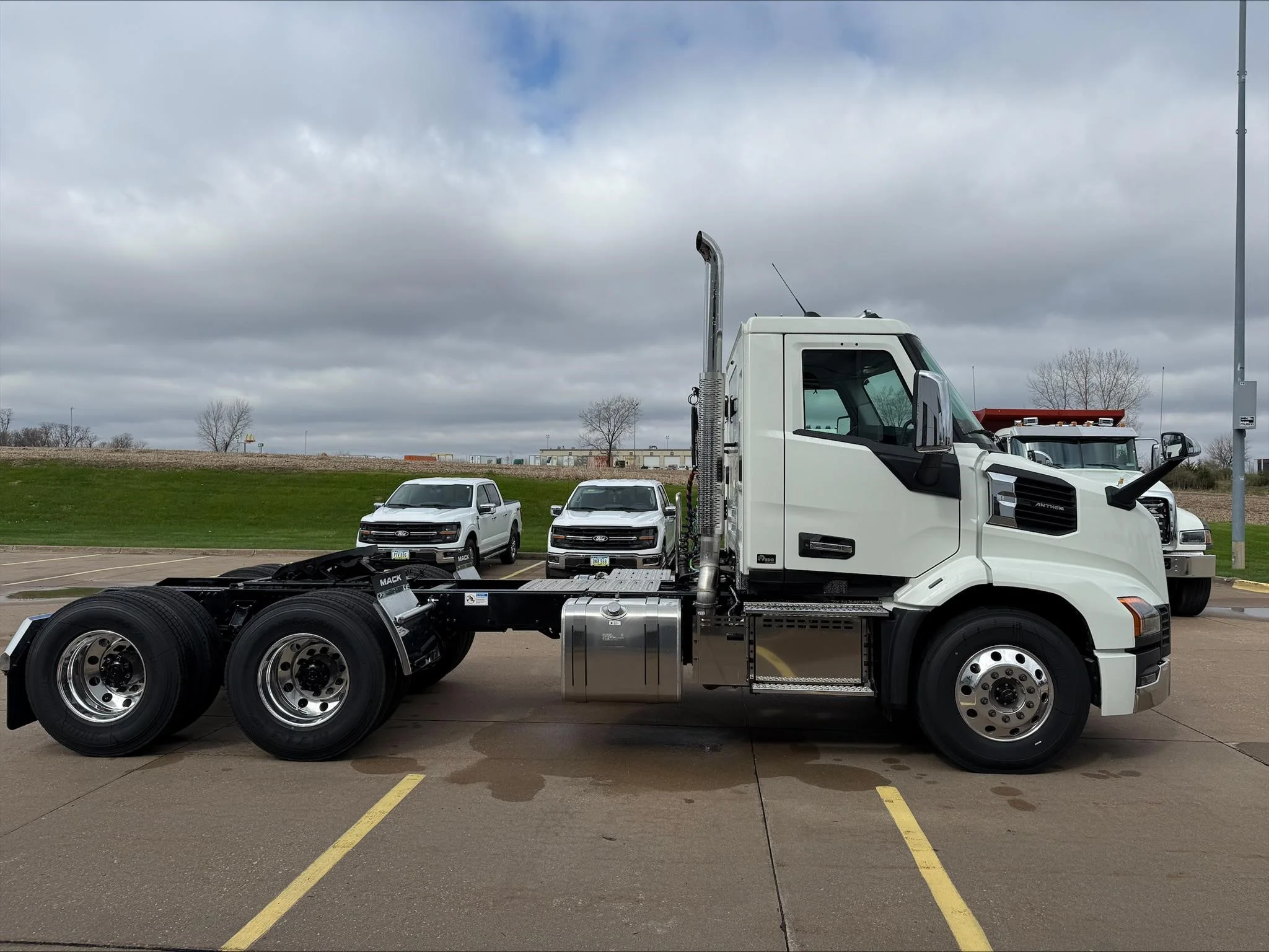 2027 Mack Anthem — photo 4