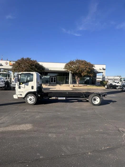 2025 Isuzu NRR — photo 3
