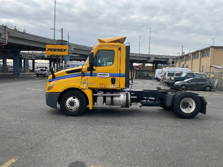2022 Freightliner Cascadia in Kent, WA — photo 4