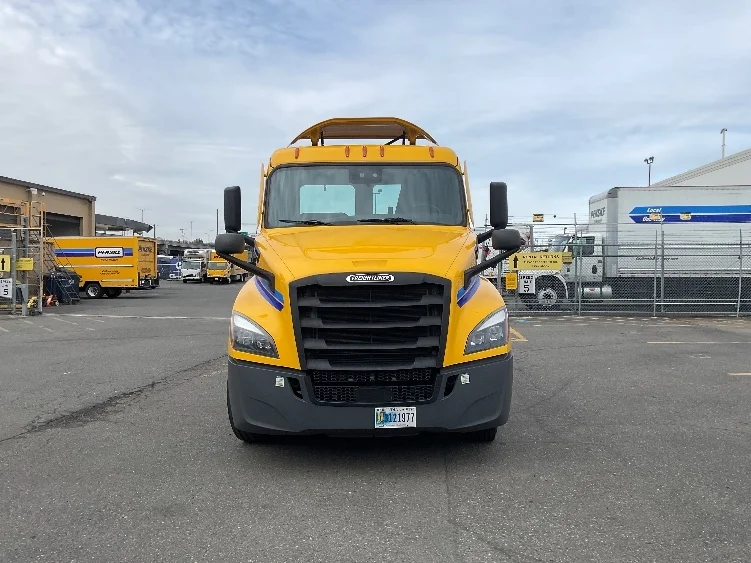 2022 Freightliner Cascadia - image 2
