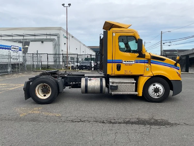 2022 Freightliner Cascadia in Kent, WA — photo 8