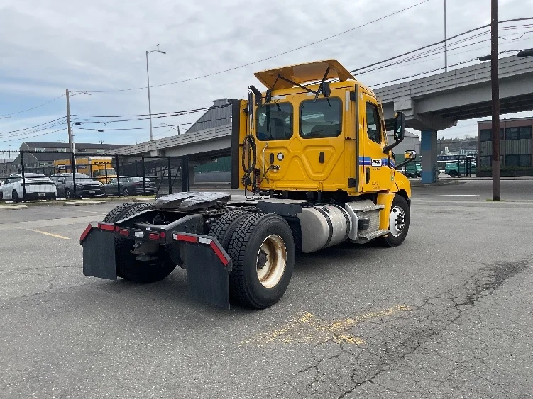 2022 Freightliner Cascadia in Kent, WA — photo 7