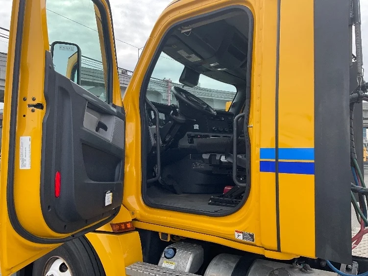 2022 Freightliner Cascadia in Kent, WA — photo 9