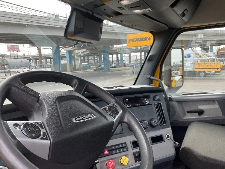 2022 Freightliner Cascadia in Kent, WA — photo 10