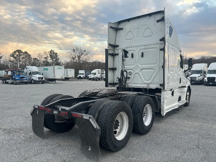 2022 Freightliner Cascadia - image 7