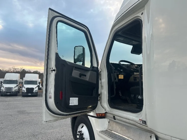 2022 Freightliner Cascadia - image 9