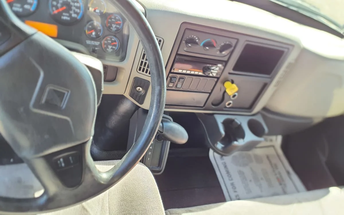 2015 International 4300 - image 8