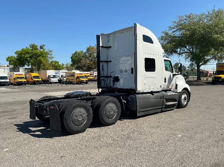 2023 International LT - image 7