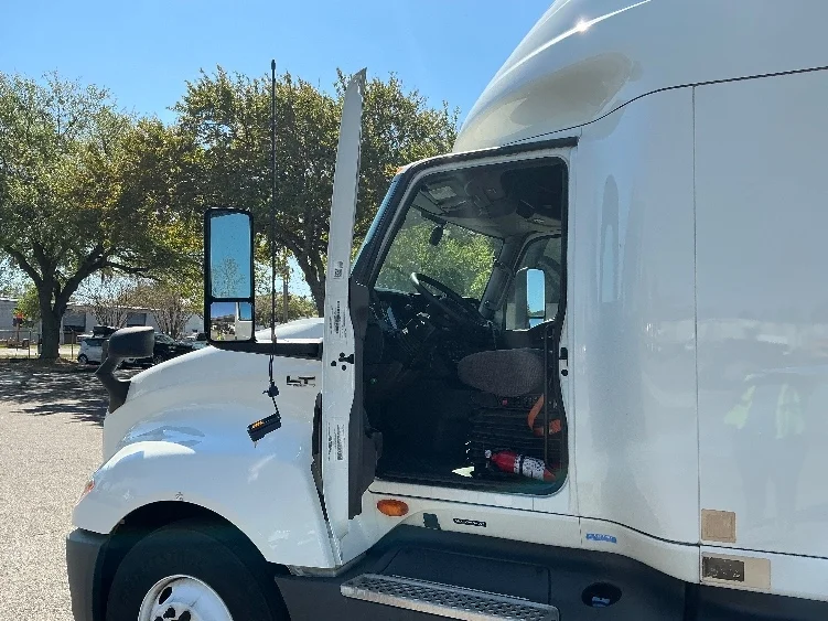 2023 International LT - image 9