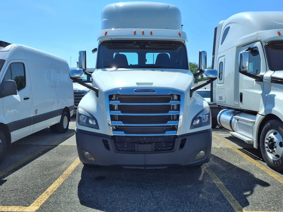 2020 Freightliner Cascadia - image 2