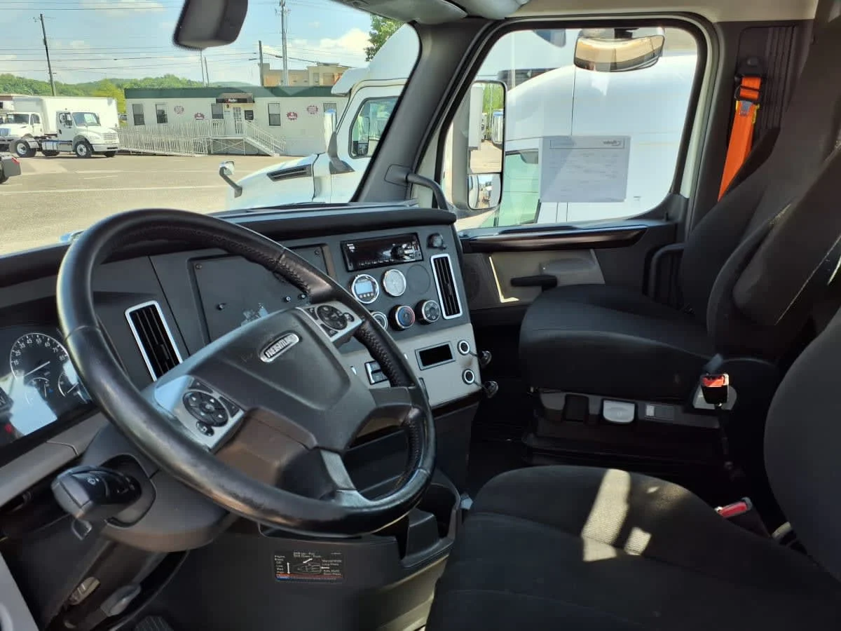 2020 Freightliner Cascadia - image 7