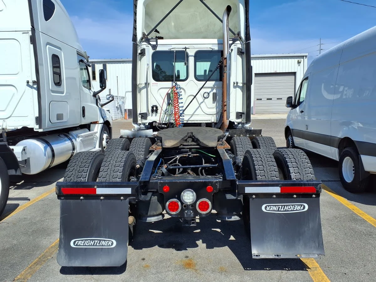 2020 Freightliner Cascadia - image 5