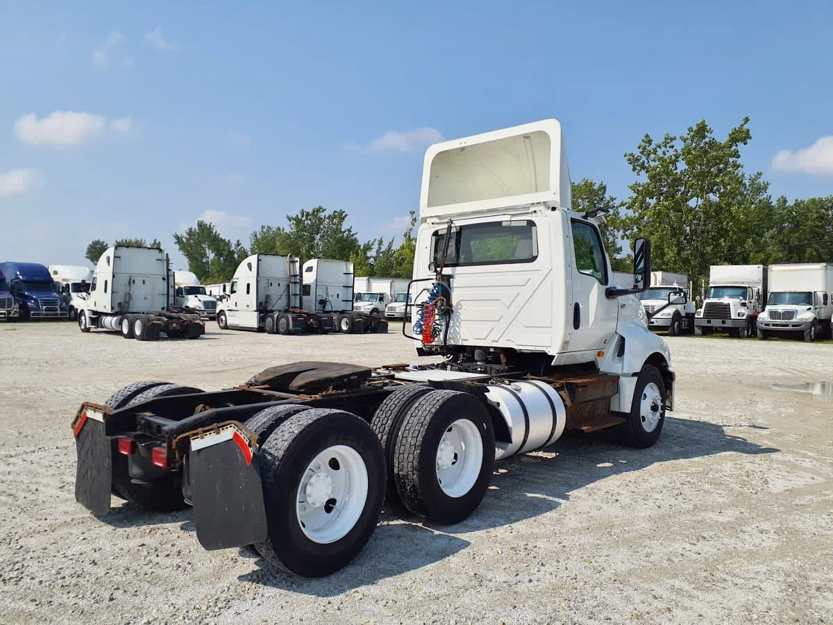 2019 International LT - image 4