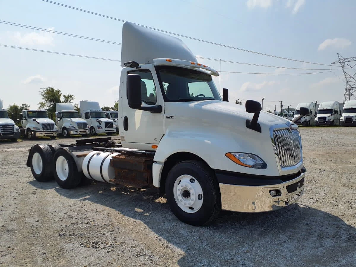 2019 International LT - image 3