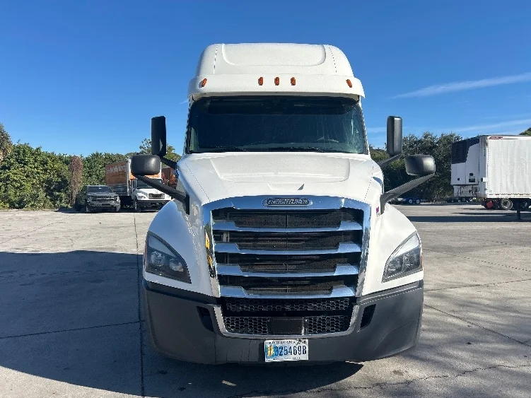 2019 Freightliner Cascadia - image 2
