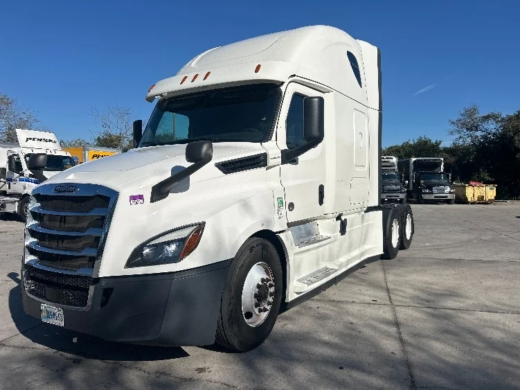 2019 Freightliner Cascadia - image 3