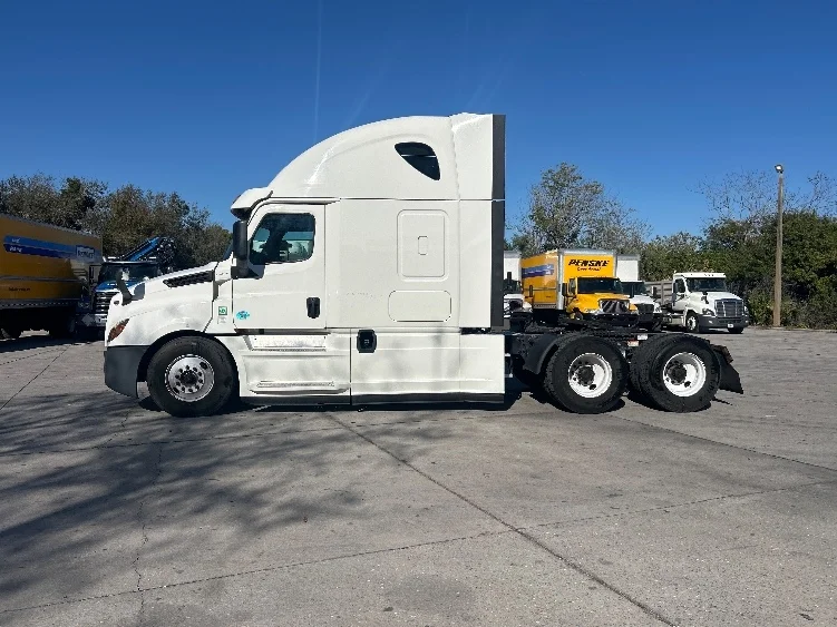 2019 Freightliner Cascadia - image 4