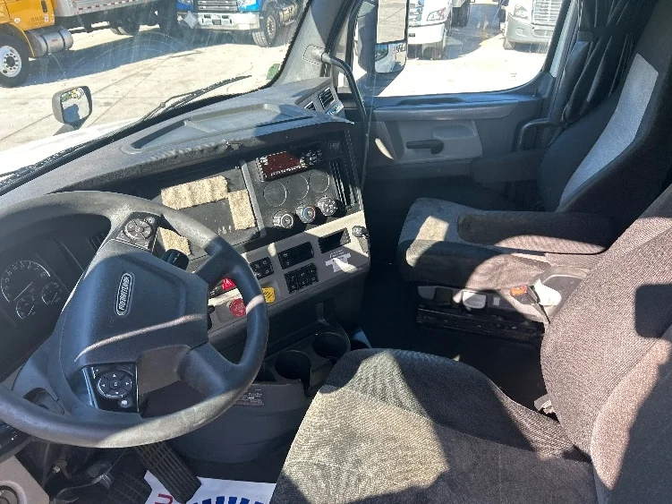 2019 Freightliner Cascadia - image 10