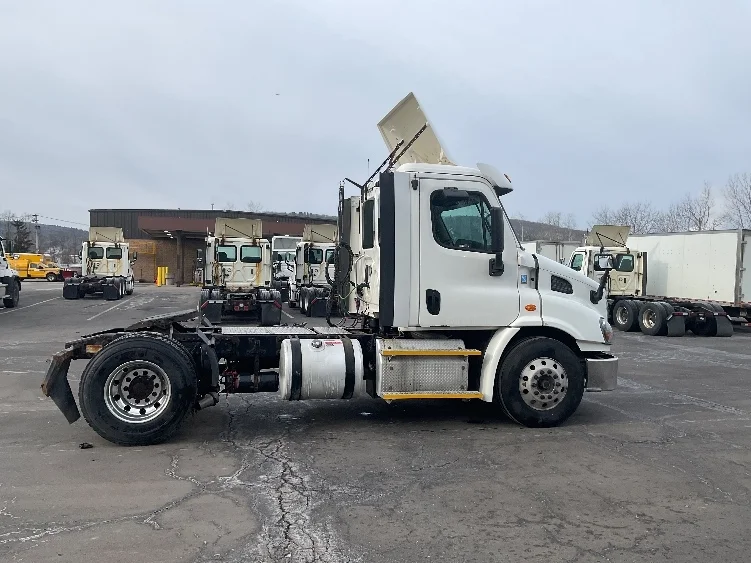 2017 Freightliner Cascadia - image 8