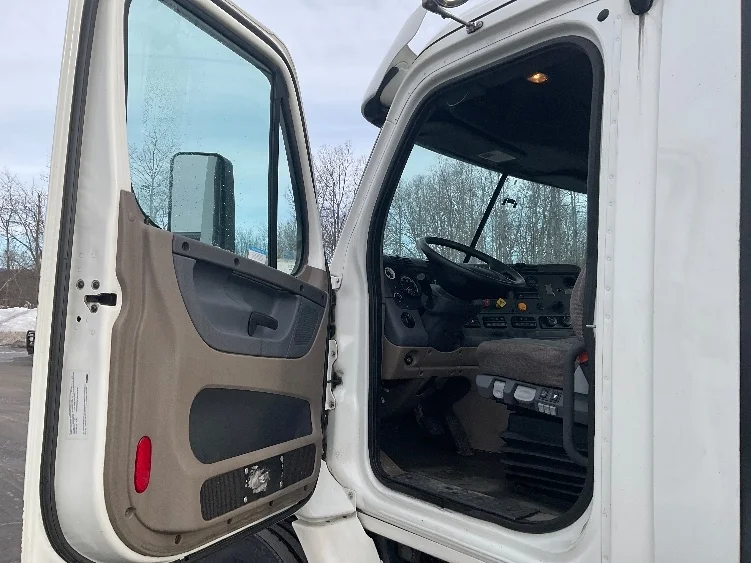 2017 Freightliner Cascadia - image 9