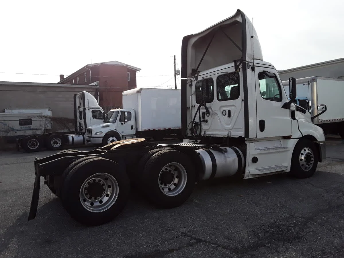 2020 Freightliner Cascadia - image 4