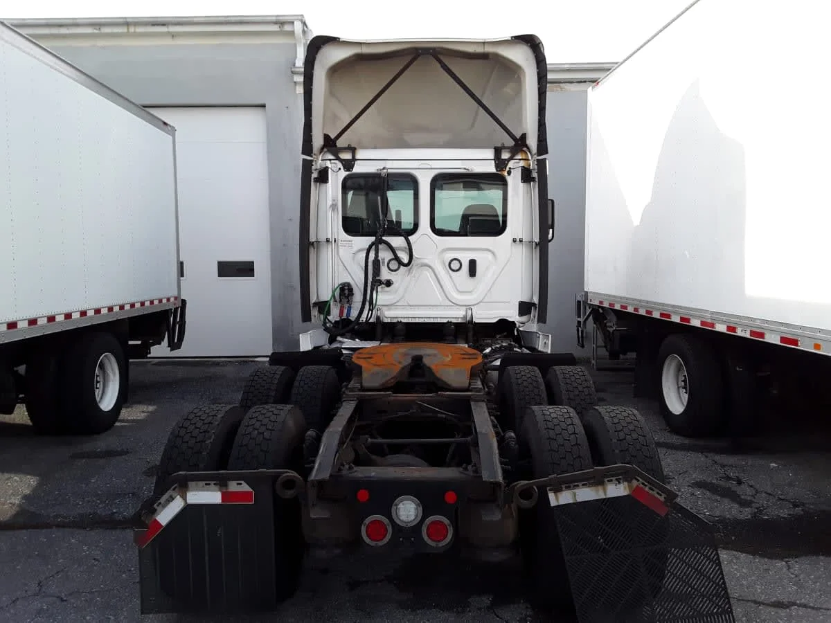 2020 Freightliner Cascadia - image 5