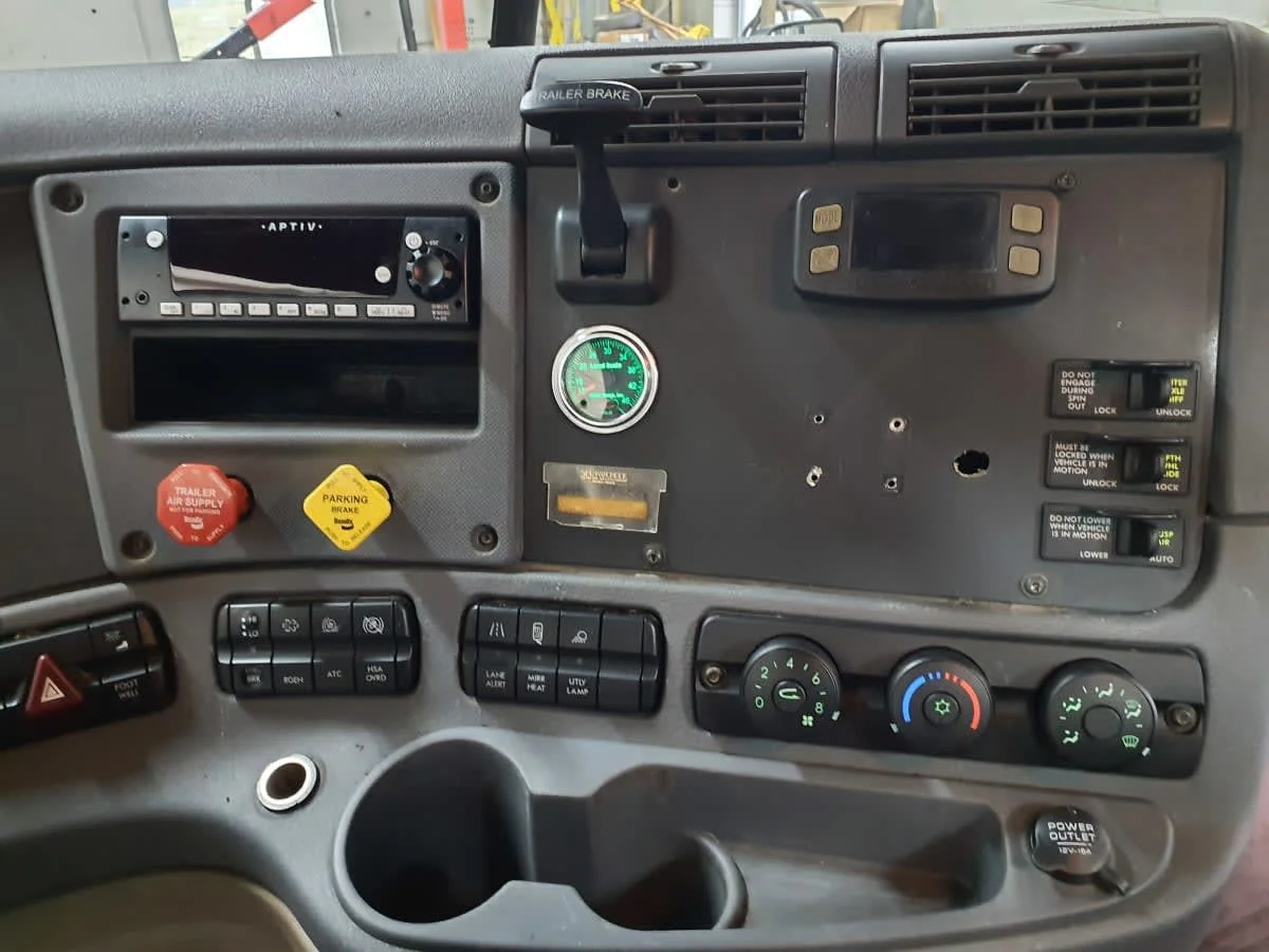 2017 Freightliner Cascadia - image 10