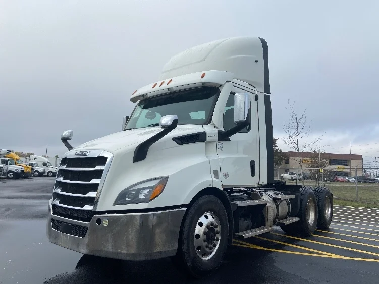 2021 Freightliner Cascadia - image 3