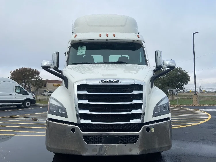 2021 Freightliner Cascadia - image 2