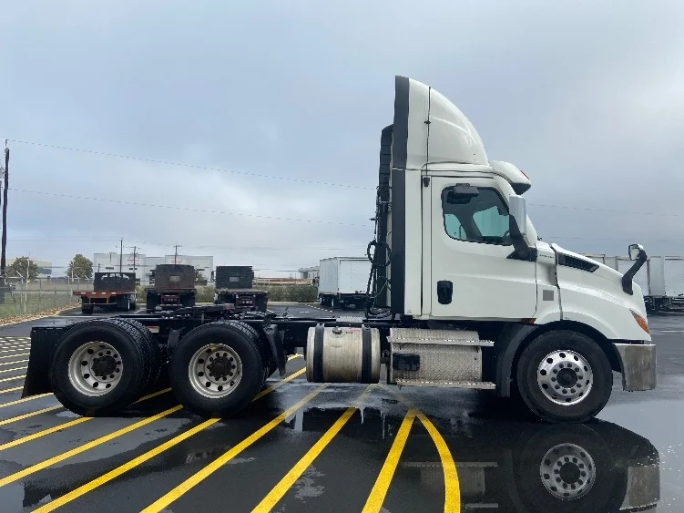 2021 Freightliner Cascadia - image 8