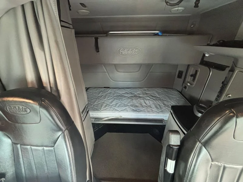 2017 Peterbilt 579 - image 5