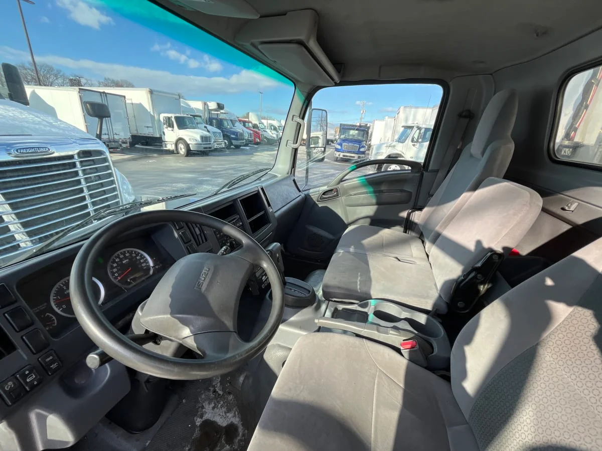 2016 Isuzu NRR - image 8