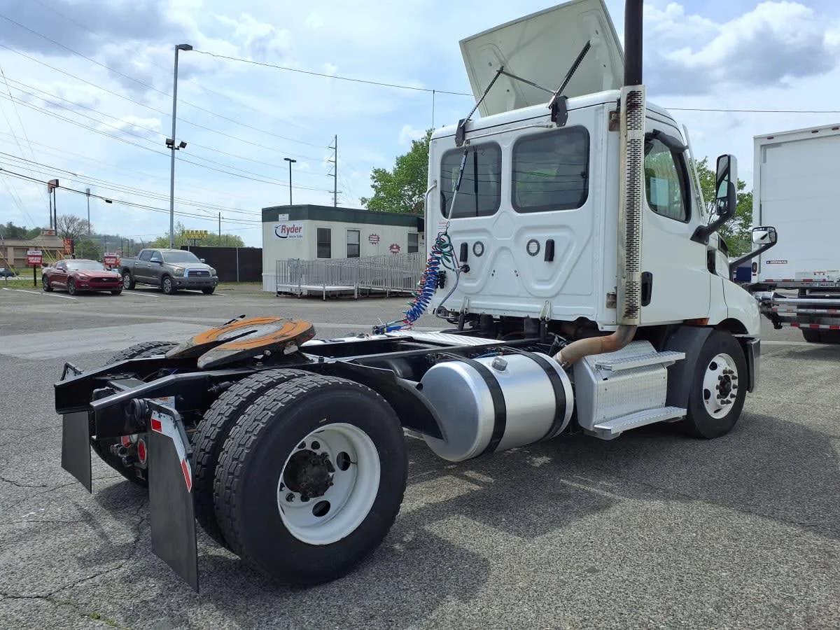 2020 Freightliner Cascadia in Knoxville, TN — photo 4
