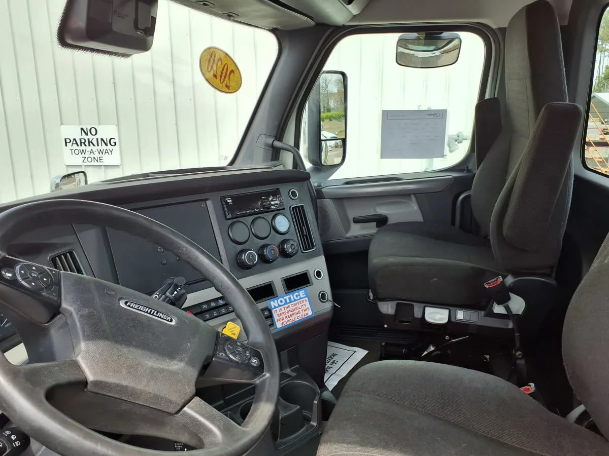 2020 Freightliner Cascadia - image 7