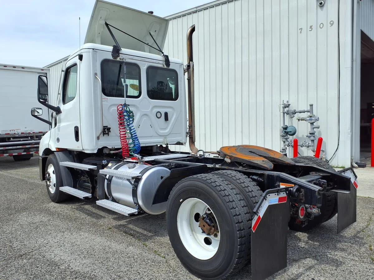 2020 Freightliner Cascadia in Knoxville, TN — photo 6
