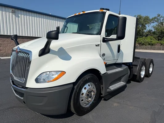 2022 International LT in Kansas City, MO — photo 2